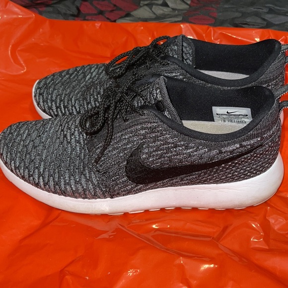 Nike Roshe Run Sequoia Flyknit - Picture 3 of 4